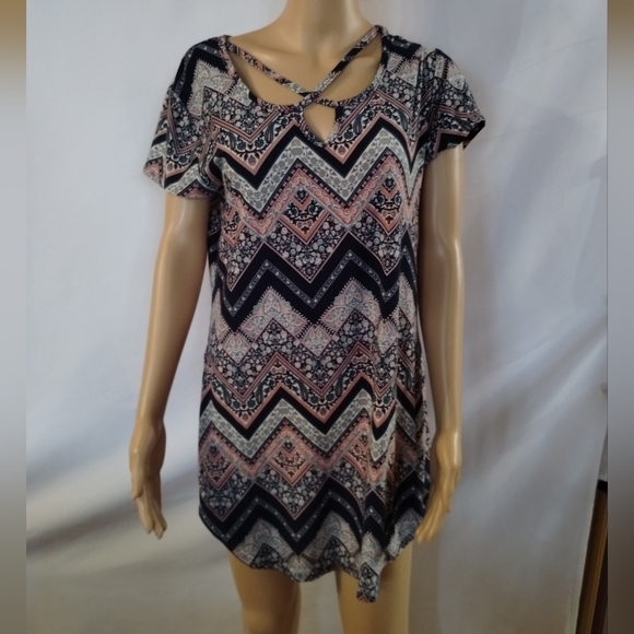 Sauci Tops - 🌿 Sauci Boho Chevron Print Dress Size Large Criss Cross Neck Short Sleeve Tunic